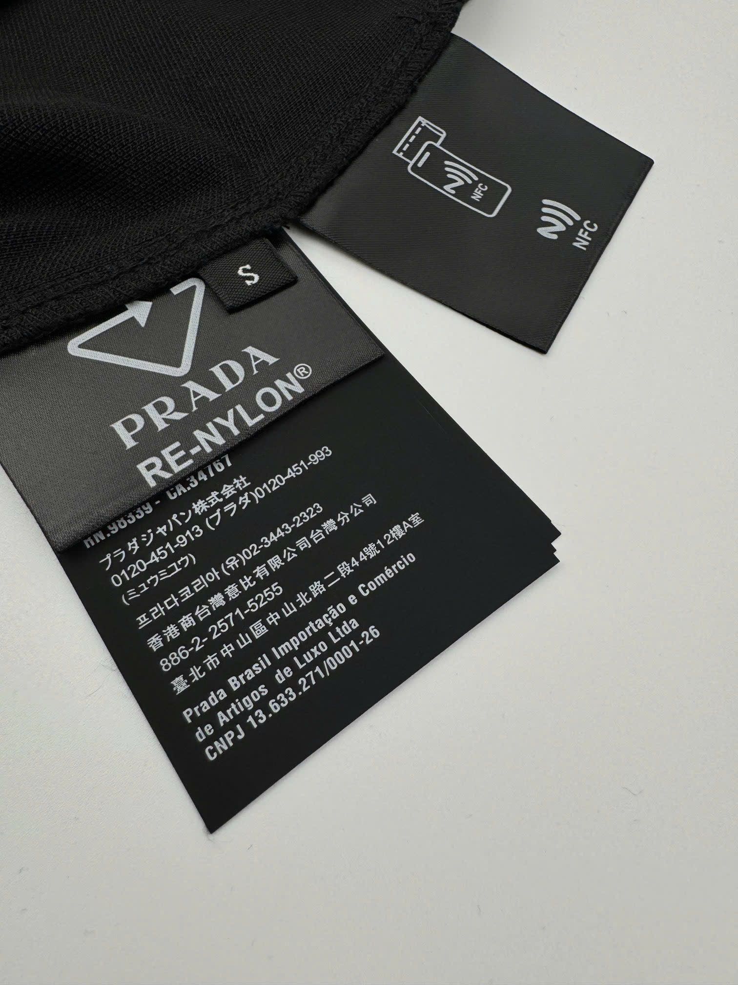 ÁO POLO PRADA RE-NYLON TRIANGLE LOGO (BLACK)