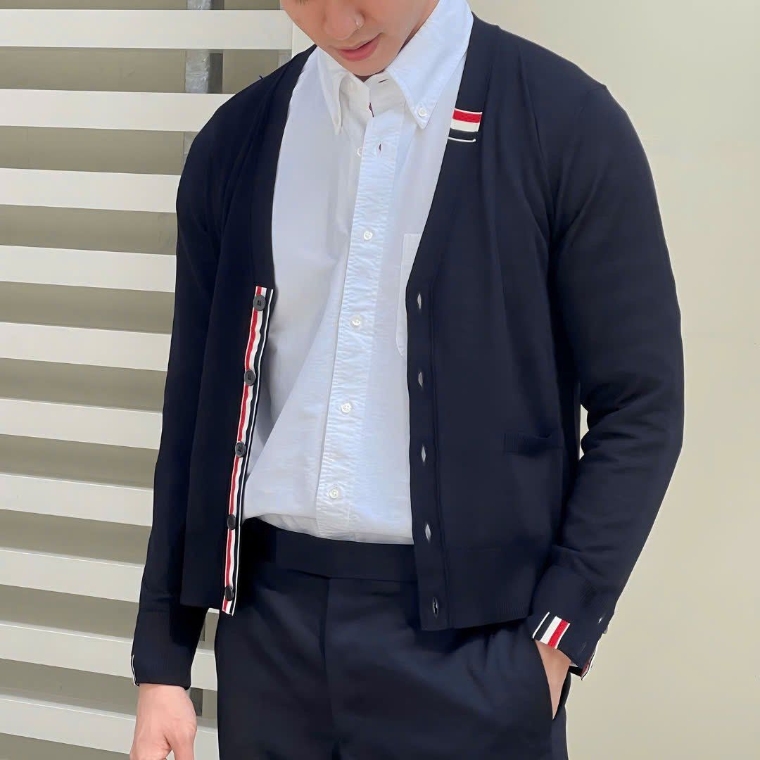 ÁO CARDIGAN THOM BROWNE TB LOGO NECK (NAVY)