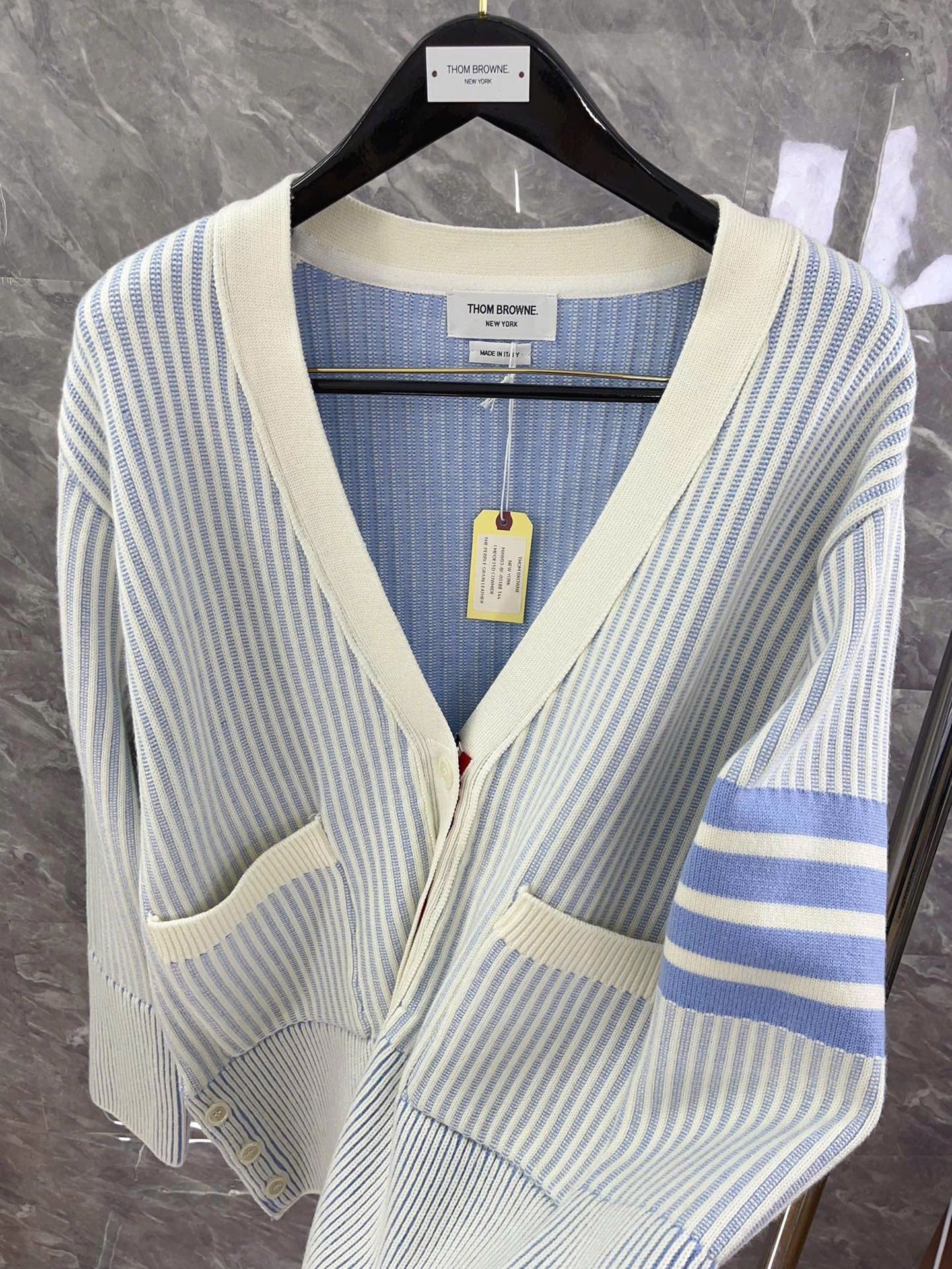 ÁO CARDIGAN THOM BROWNE TB STRIPE (BABY BLUE)