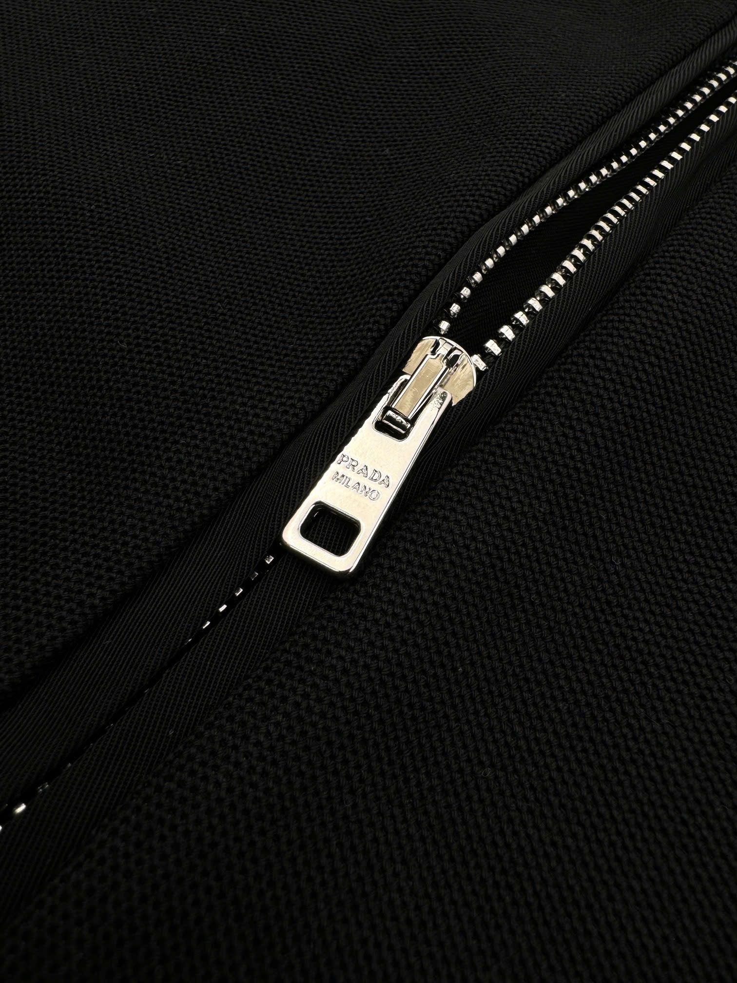 ÁO POLO PRADA RE-NYLON TRIANGLE LOGO (BLACK)