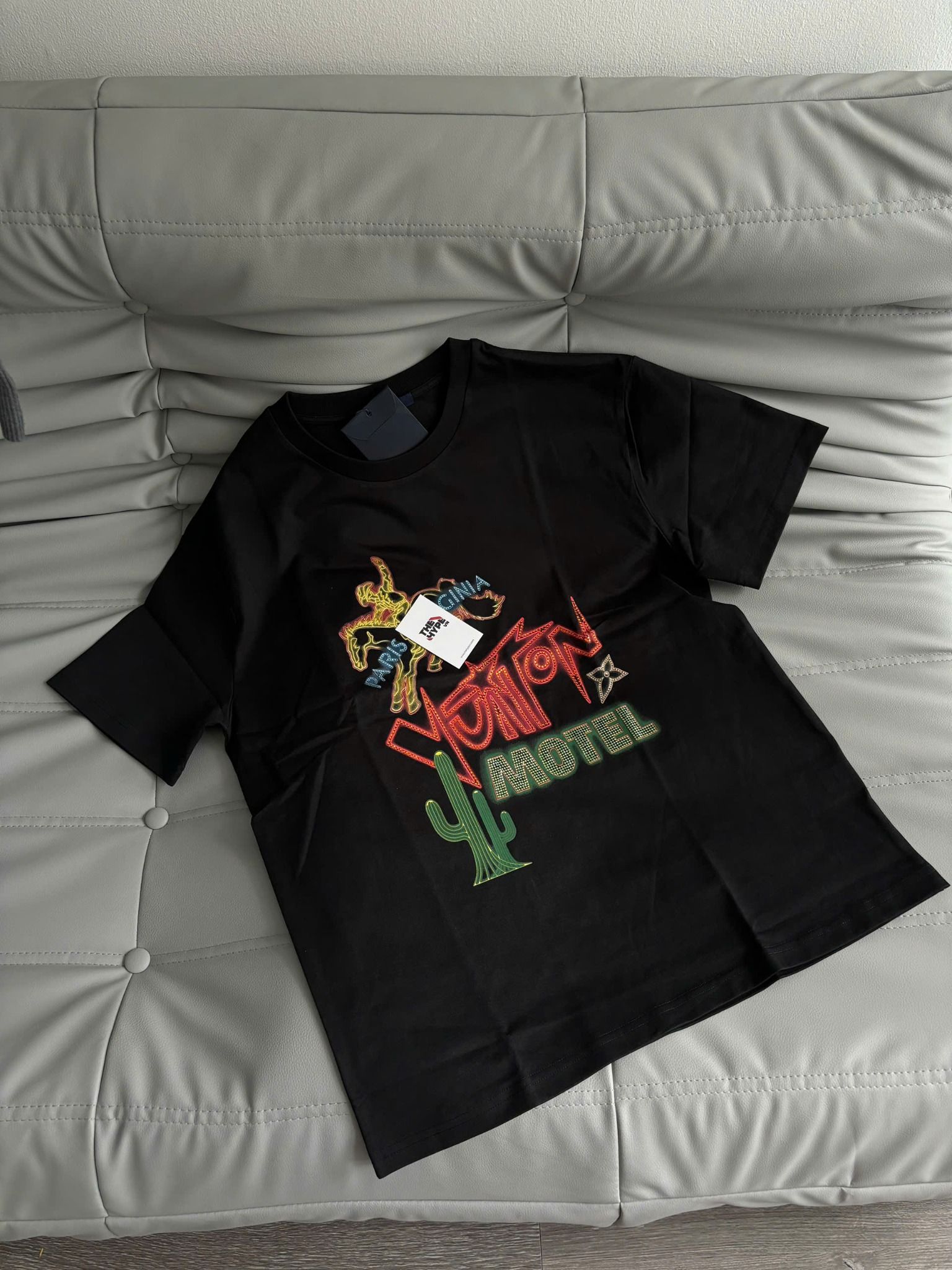 ÁO THUN LOUIS VUITTON LV PARIS VIRGINIA (BLACK)