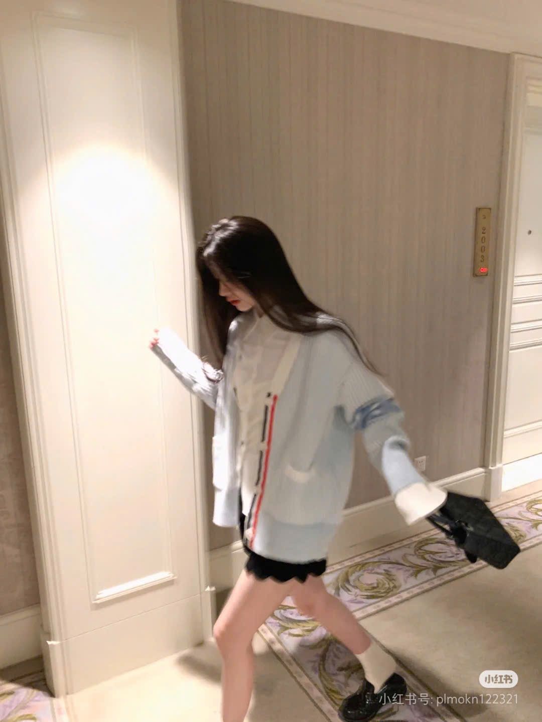 ÁO CARDIGAN THOM BROWNE TB STRIPE (BABY BLUE)