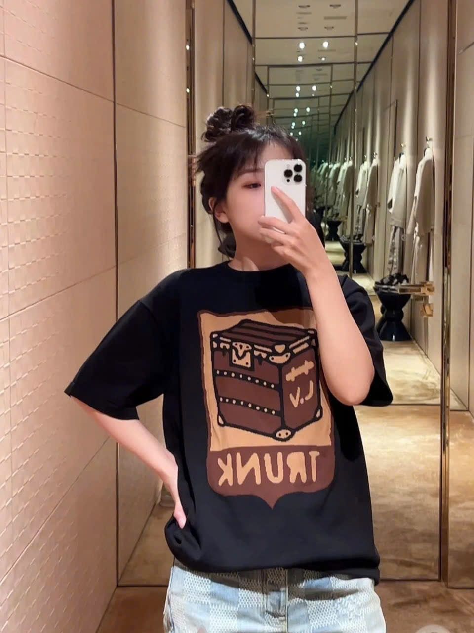 ÁO THUN LOUIS VUITTON LV TRUNK LOVER (BLACK)