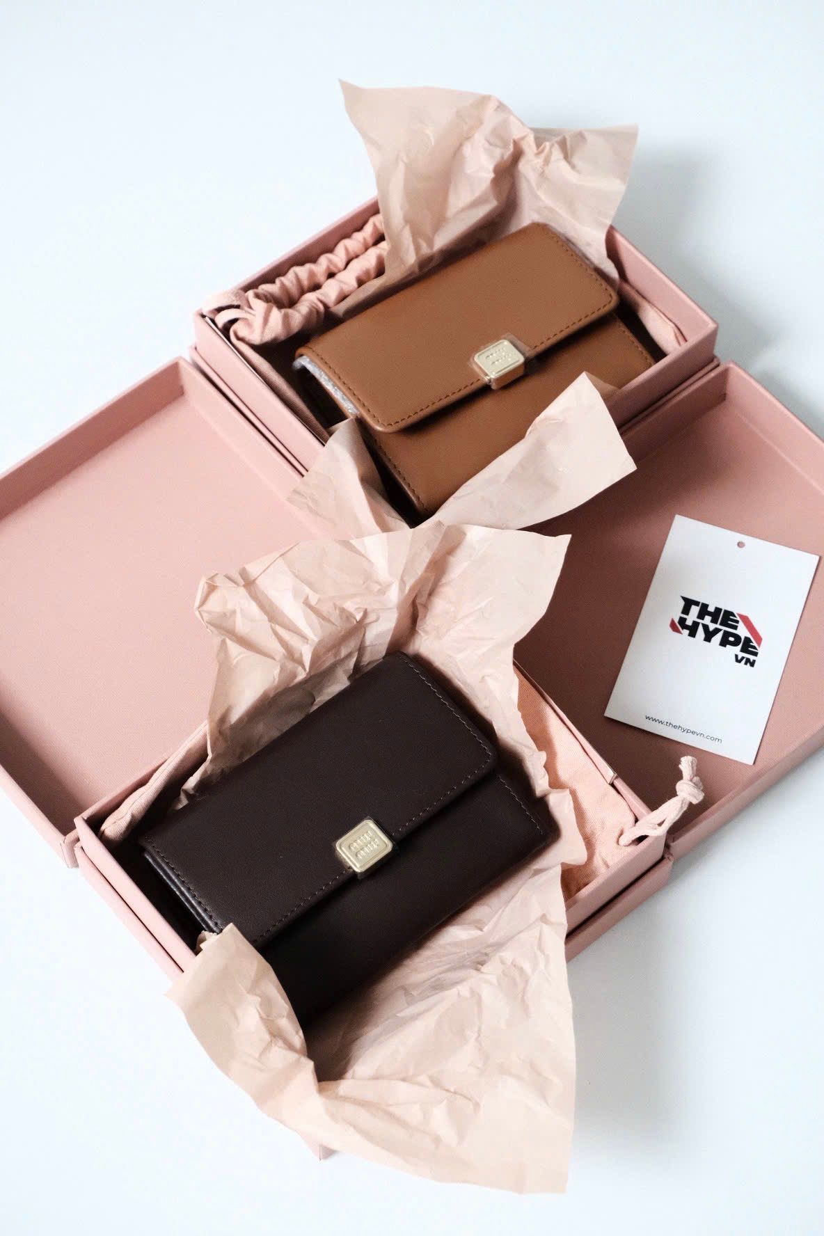 VÍ NGẮN MIU MIU LOGO CLASSIC (BLACK)
