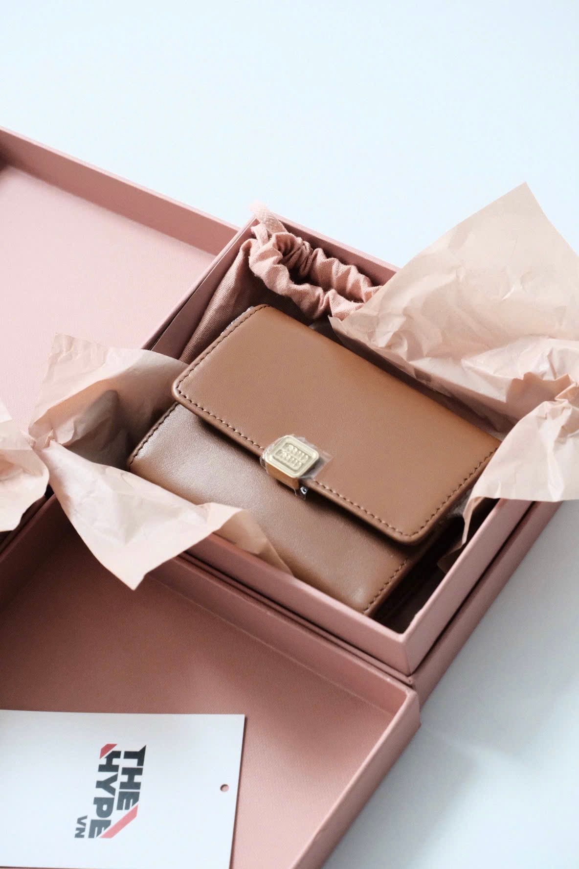 VÍ NGẮN MIU MIU LOGO CLASSIC (BROWN)