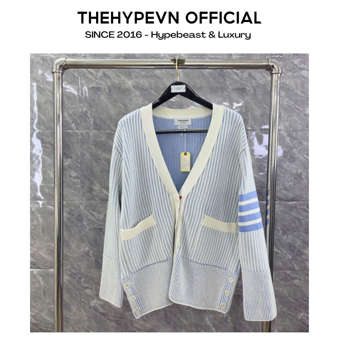 ÁO CARDIGAN THOM BROWNE TB STRIPE (BABY BLUE)