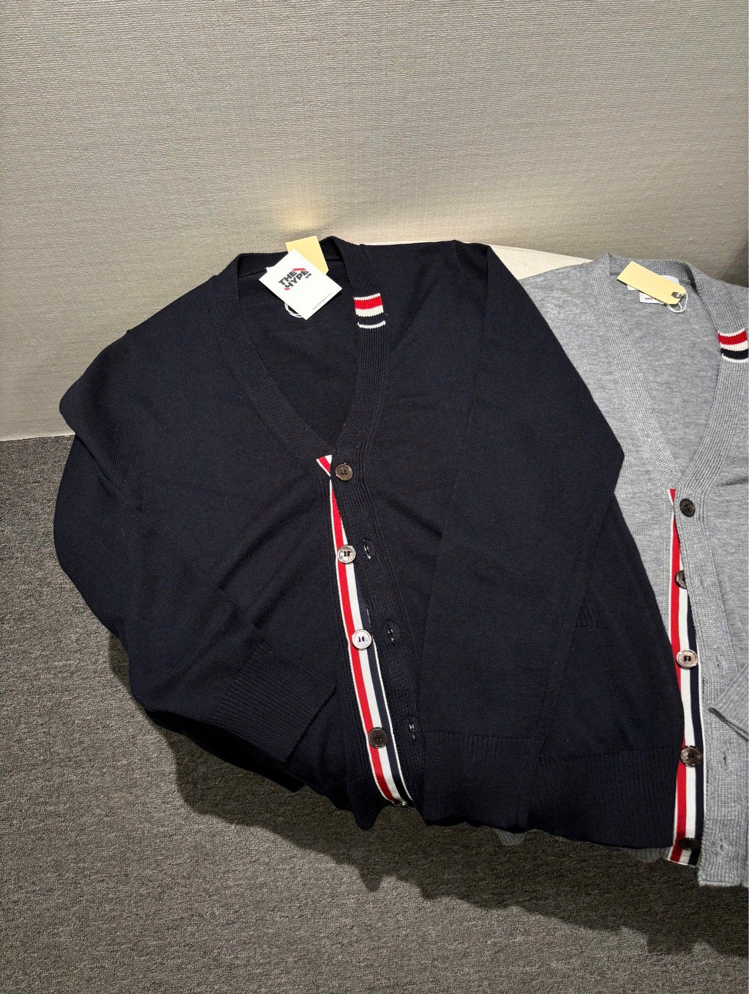 ÁO CARDIGAN THOM BROWNE TB LOGO NECK (NAVY)