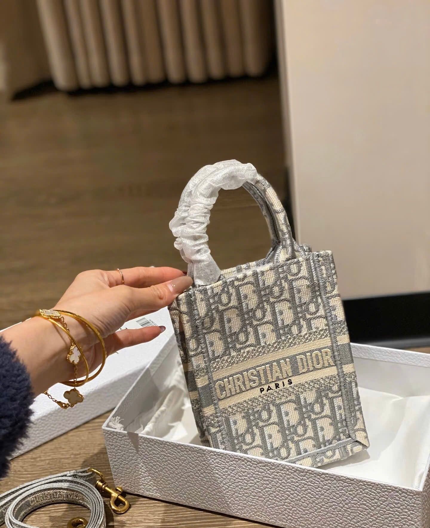 TÚI DIOR VERTICAL BOOK NOTE OBLIQUE (GRAY)