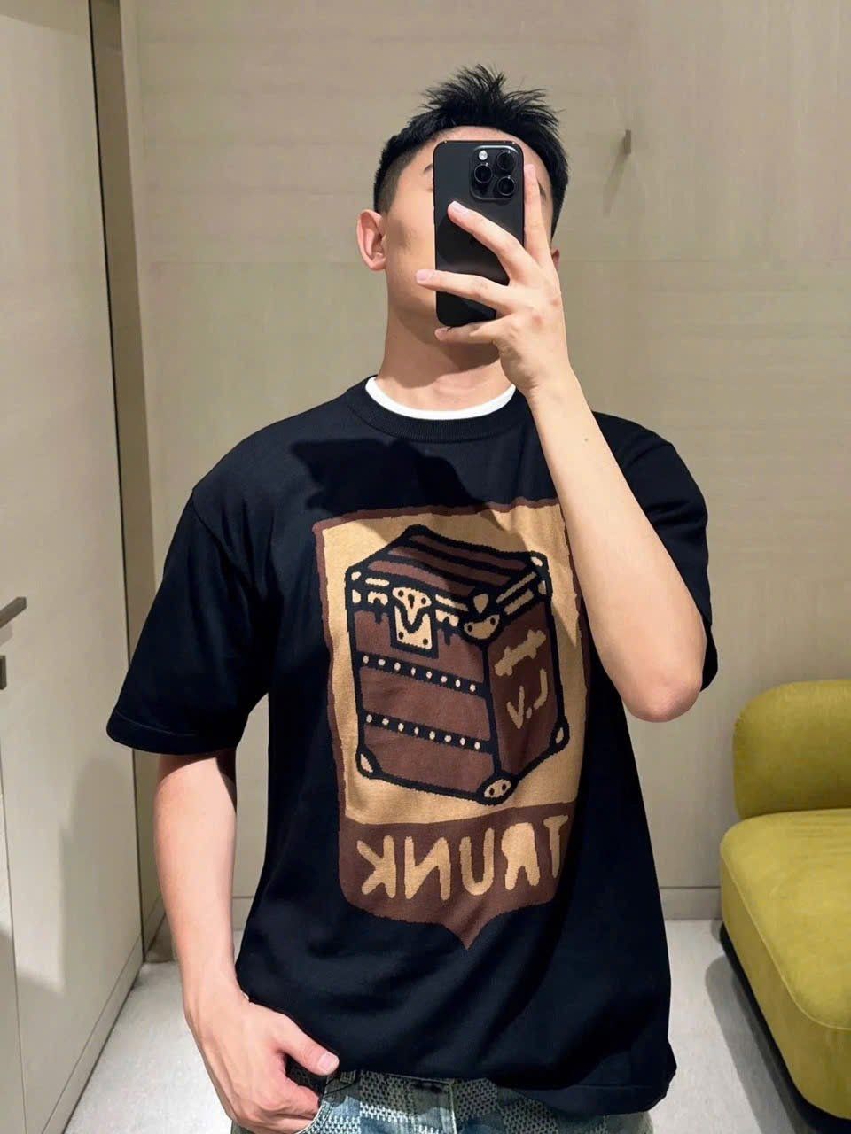 ÁO THUN LOUIS VUITTON LV TRUNK LOVER (BLACK)