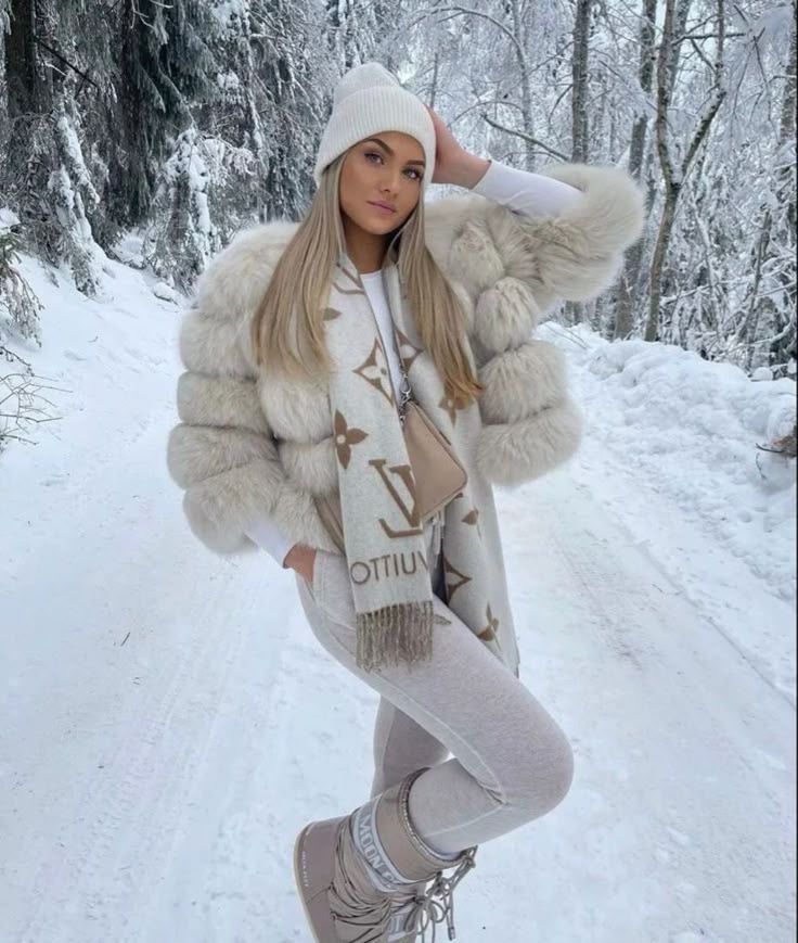 KHĂN QUÀNG LOUIS VUITTON LV ESSENTIAL MONOGRAM (BEIGE)