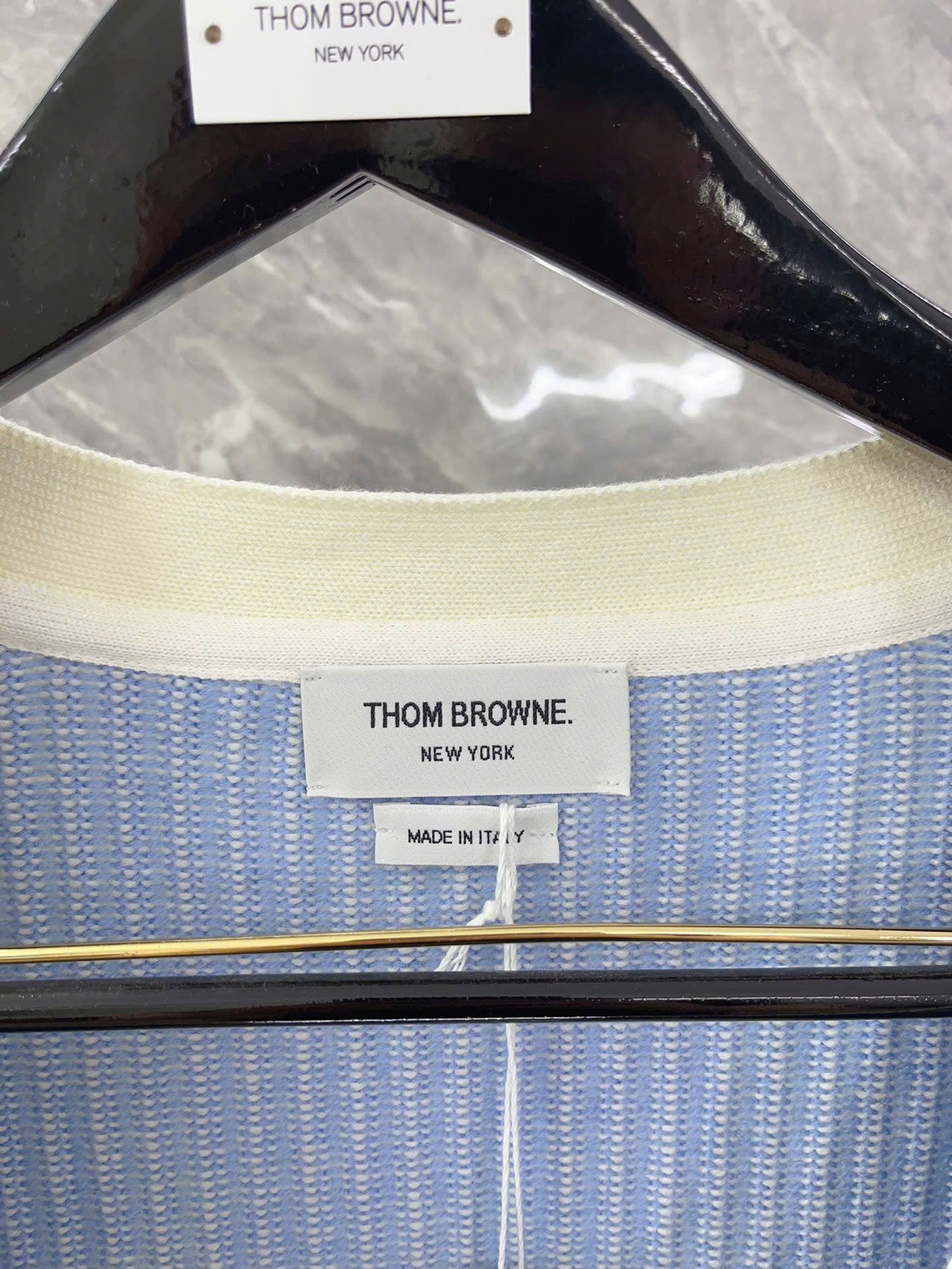 ÁO CARDIGAN THOM BROWNE TB STRIPE (BABY BLUE)
