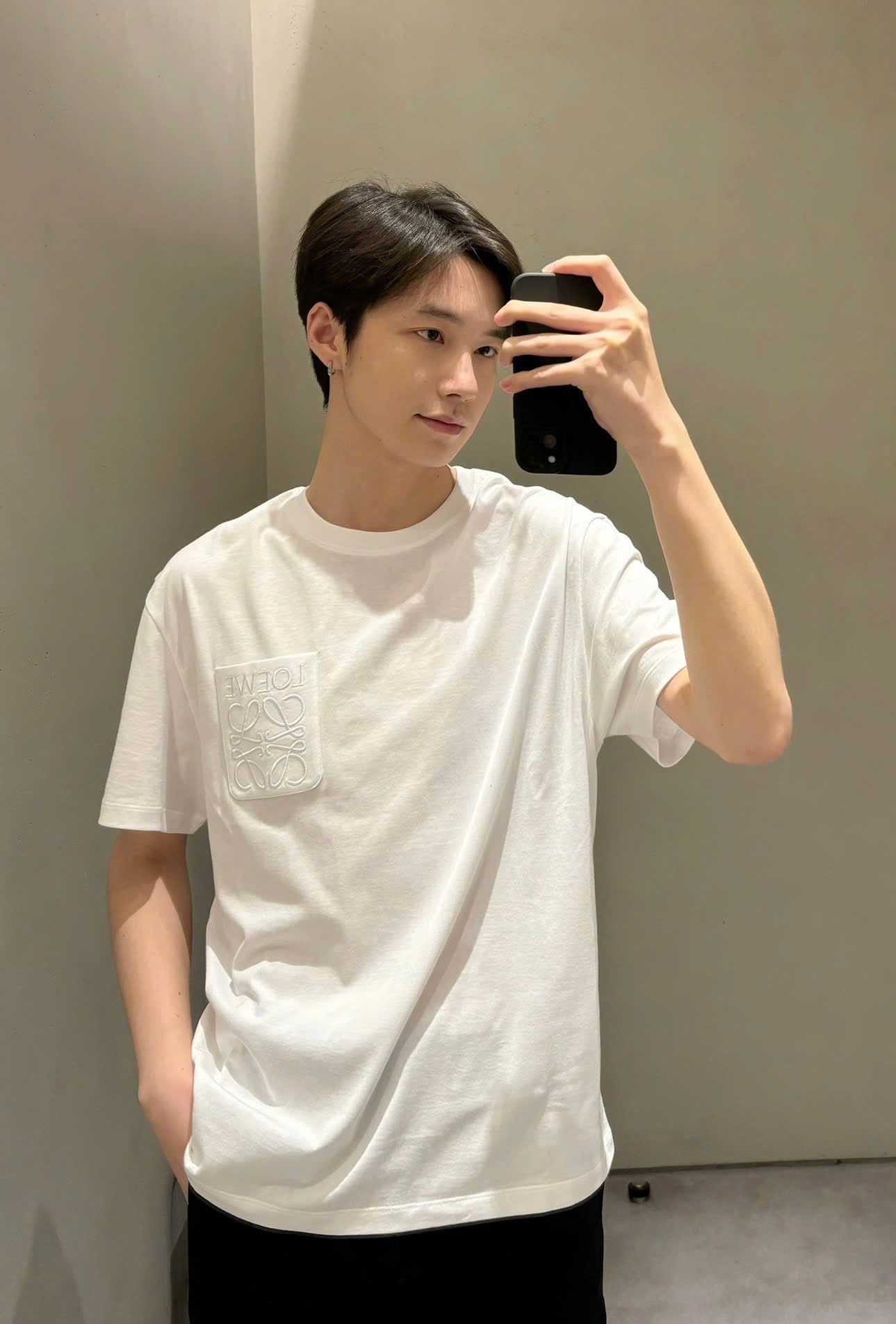 ÁO THUN LOEWE PATCH POCKET ANAGRAM (WHITE)