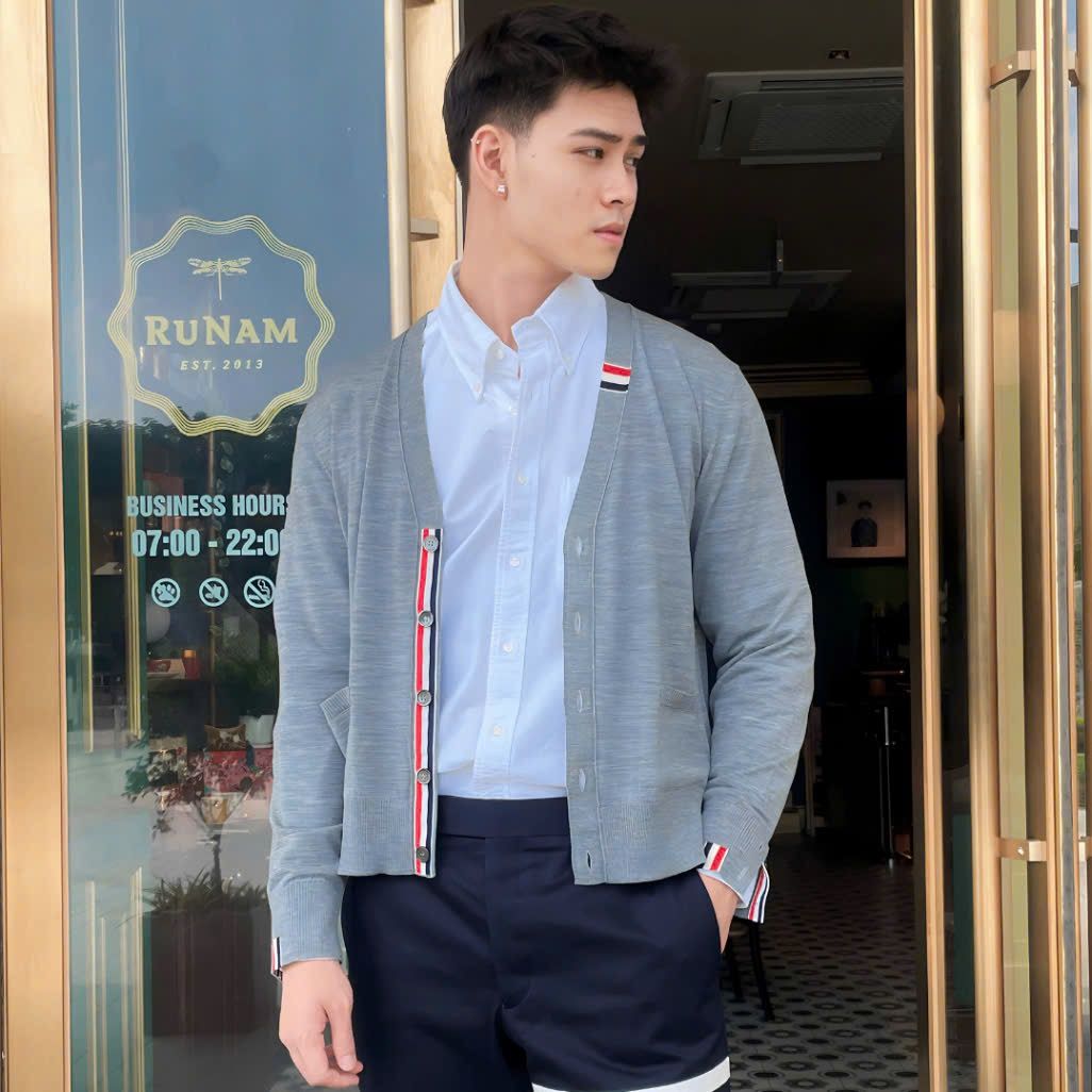 ÁO CARDIGAN THOM BROWNE TB LOGO NECK (GREY)