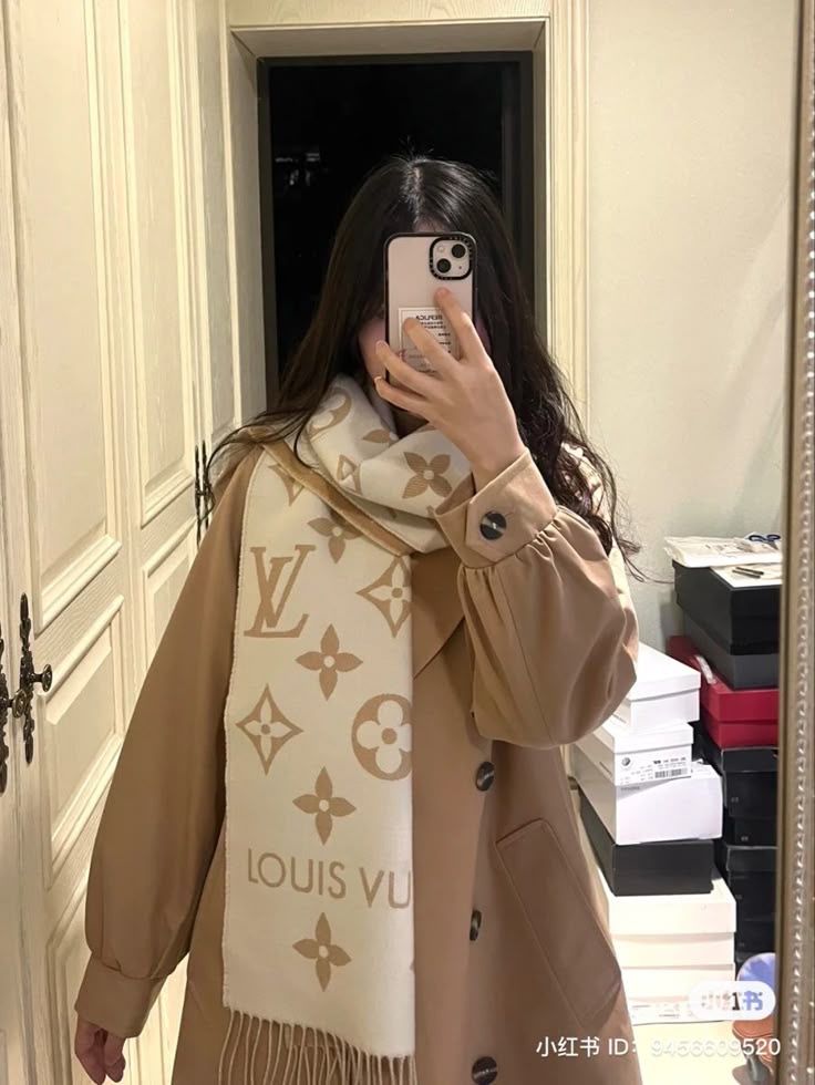 KHĂN QUÀNG LOUIS VUITTON LV ESSENTIAL MONOGRAM (BEIGE)