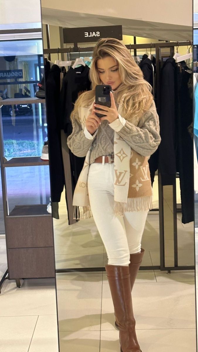 KHĂN QUÀNG LOUIS VUITTON LV ESSENTIAL MONOGRAM (BEIGE)
