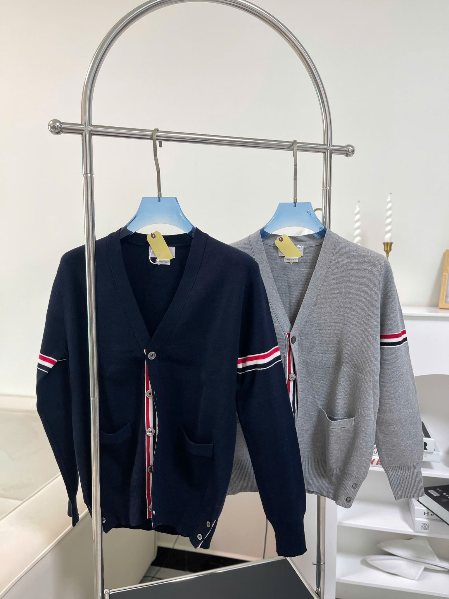 ÁO CARDIGAN THOM BROWNE TB MILANO GROSGRAIN V-NECK (GREY)