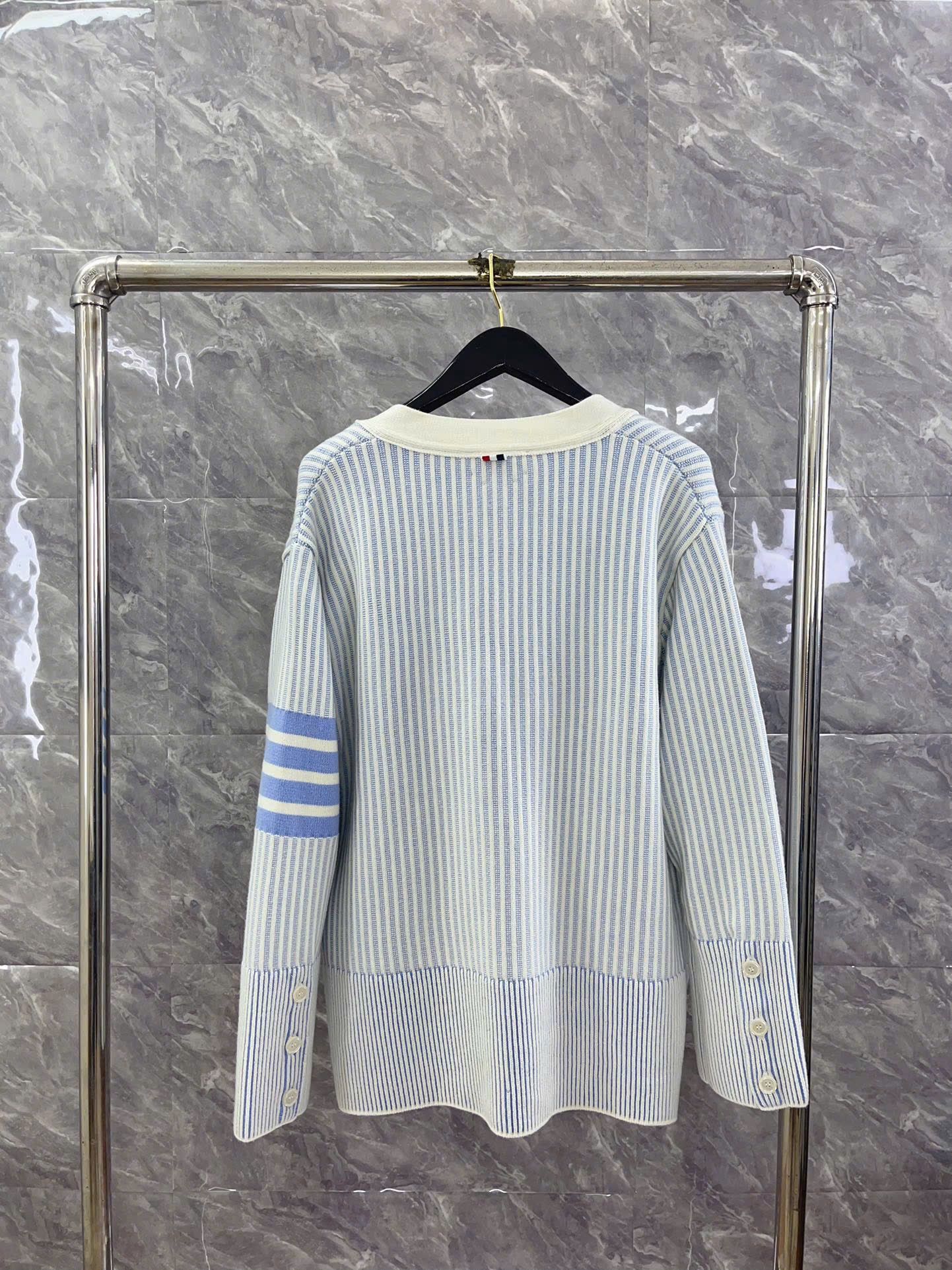 ÁO CARDIGAN THOM BROWNE TB STRIPE (BABY BLUE)