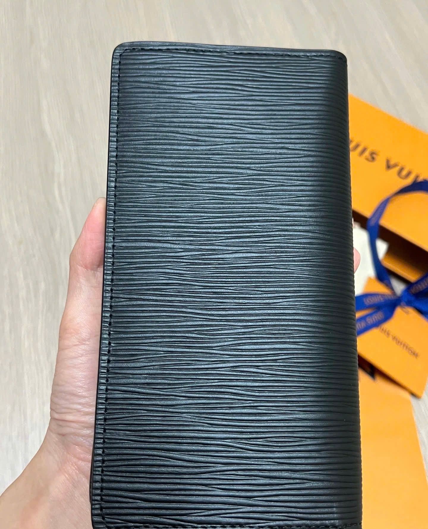 VÍ DÀI LOUIS VUITTON LV BRAZZA EPI (BLACK)