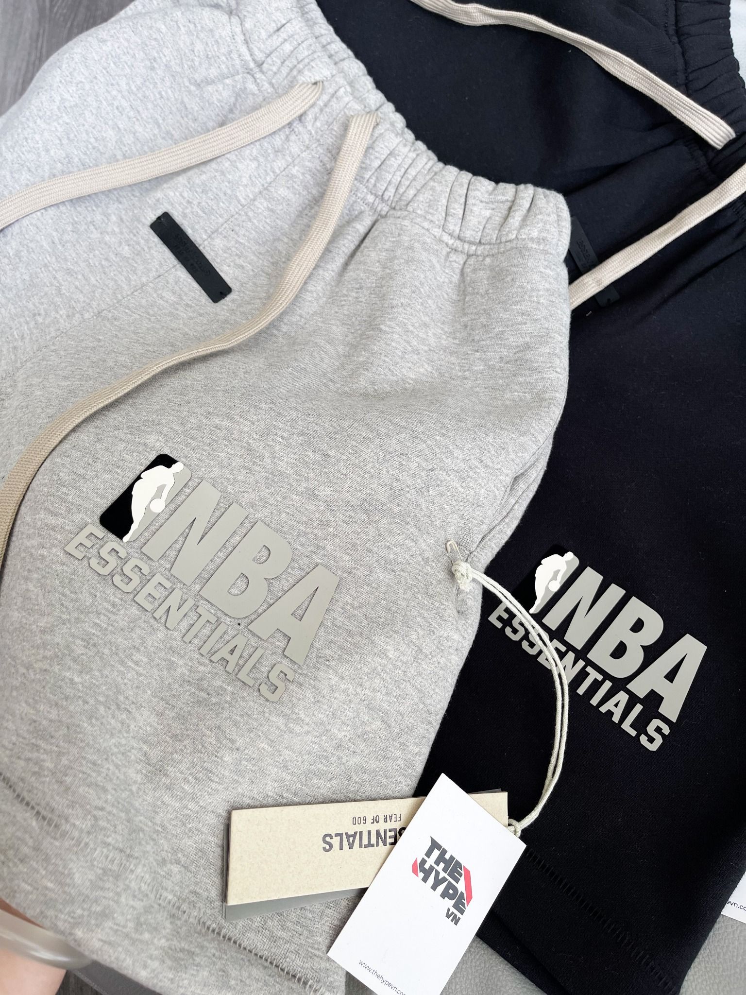 QUẦN NGẮN FOG ESSENTIALS NBA SS25 GREY LOGO (BLACK)