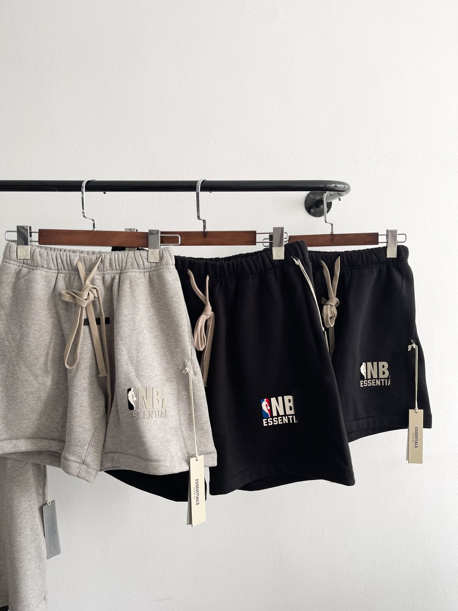 QUẦN NGẮN FOG ESSENTIALS NBA SS25 GREY LOGO (BLACK)