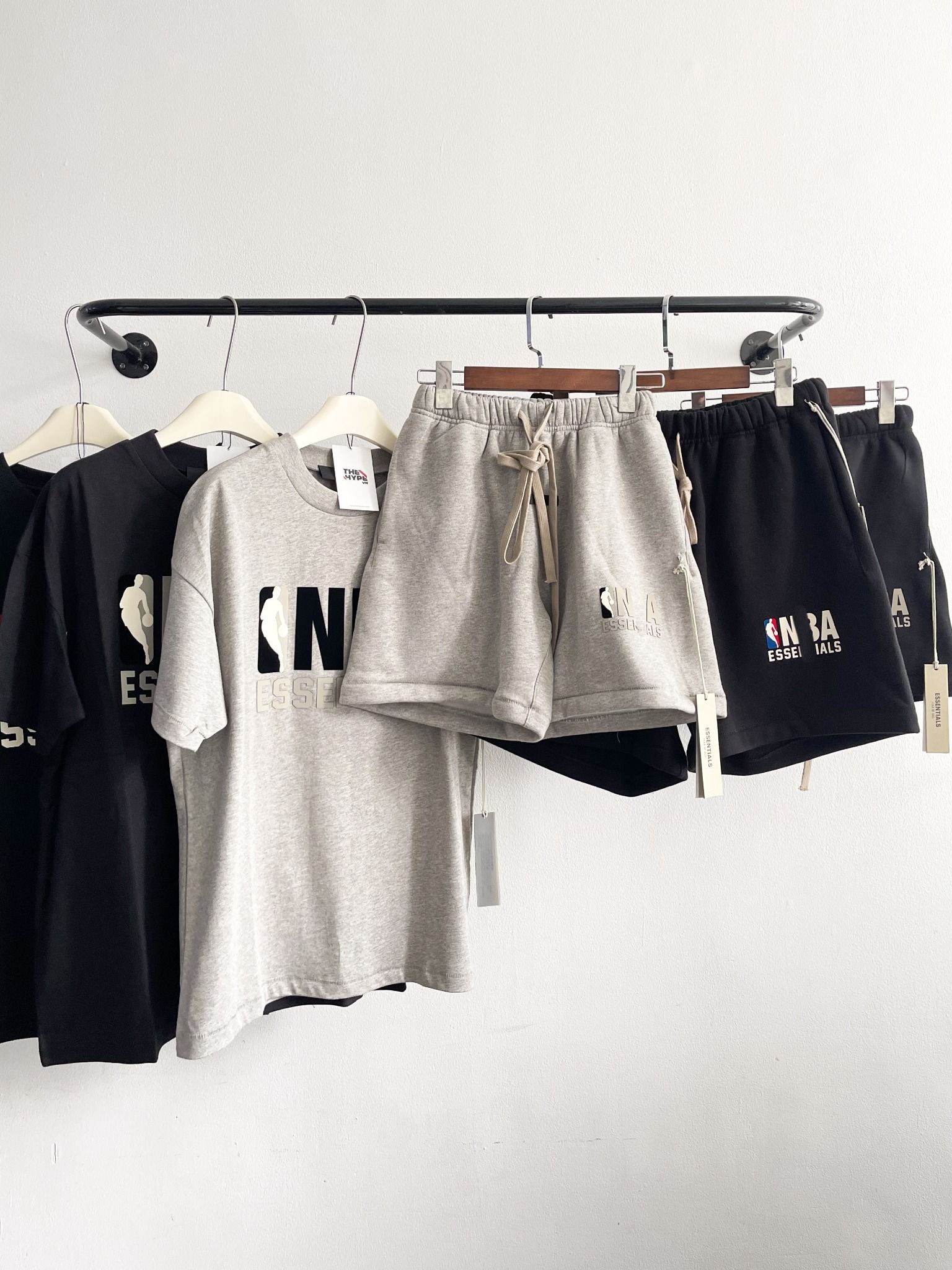 ÁO THUN FOG ESSENTIALS NBA SS25 BLACK LOGO (GREY)