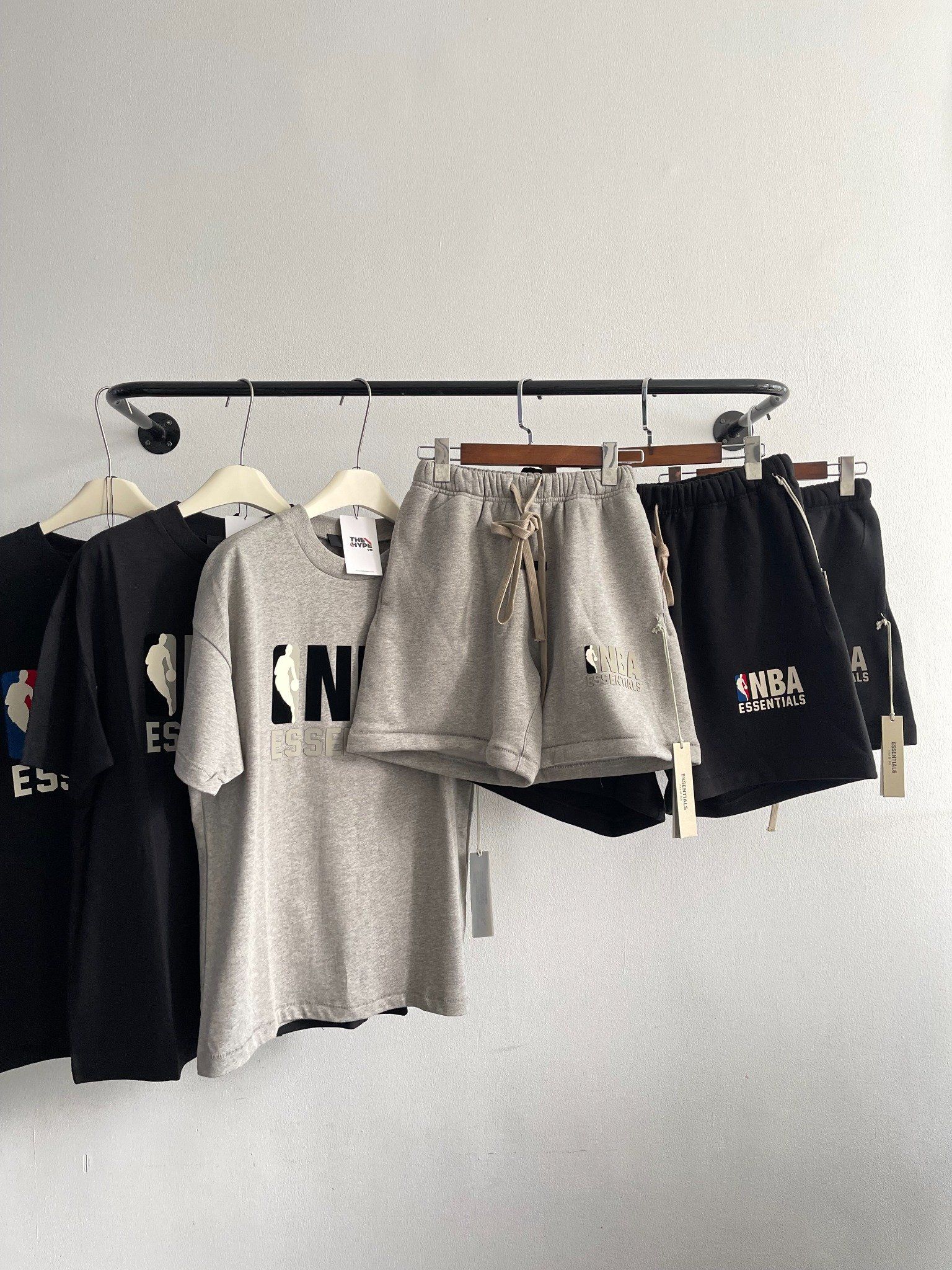 ÁO THUN FOG ESSENTIALS NBA SS25 GREY LOGO (BLACK)
