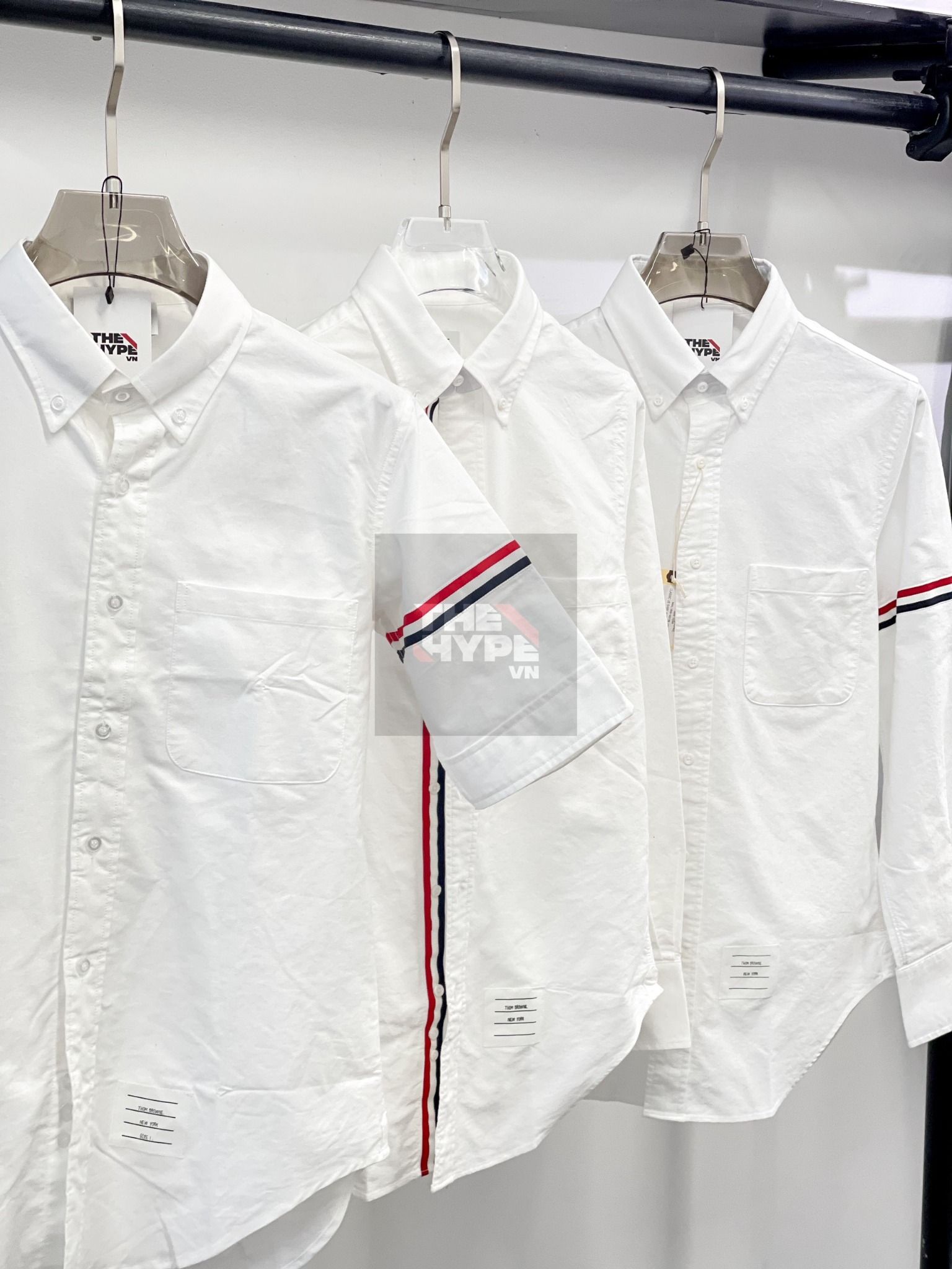 ÁO SƠ MI THOM BROWNE TB ARMBAND SLEEVED OXFORD (SỌC TAY NGẮN - TRẮNG)