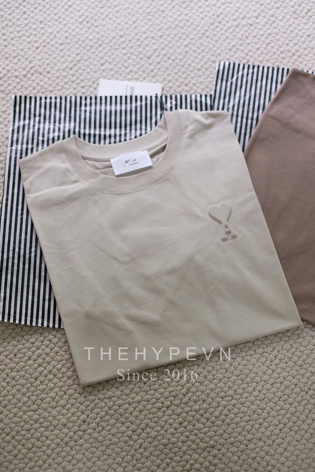 ÁO PHÔNG AMI PARIS EMBOSSED HEART LOGO TEE (LIGHT TAUPE)