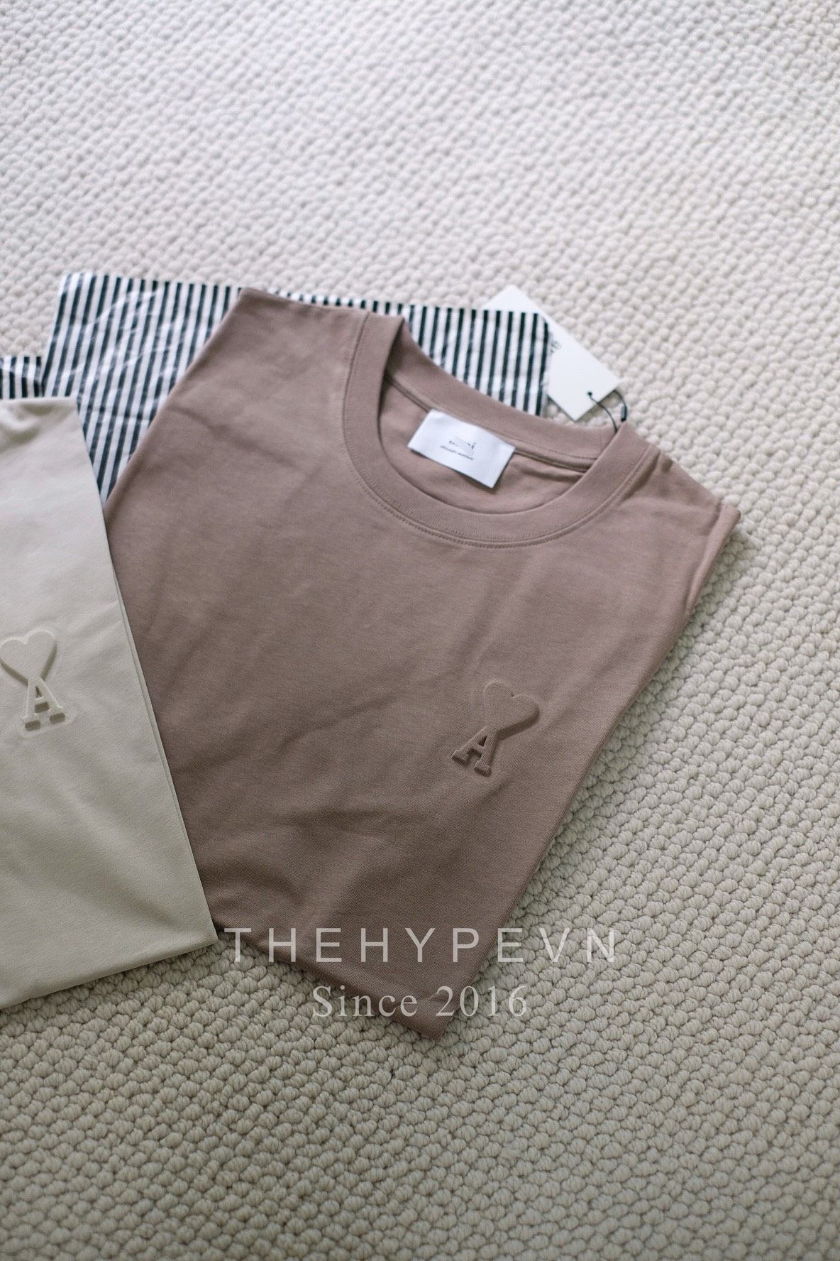 ÁO PHÔNG AMI PARIS EMBOSSED HEART LOGO TEE (LIGHT TAUPE)