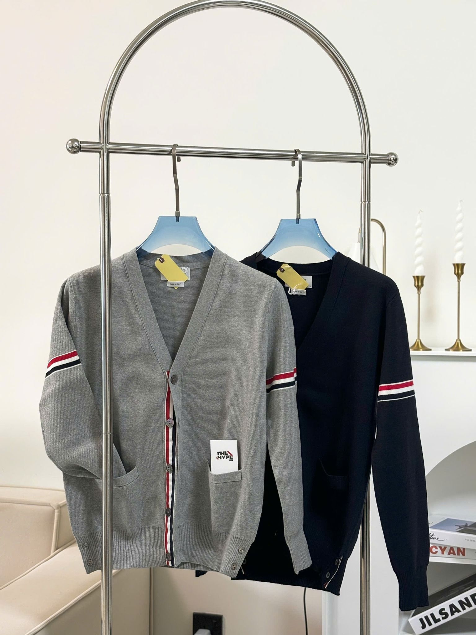 ÁO CARDIGAN THOM BROWNE TB MILANO GROSGRAIN V-NECK (GREY)