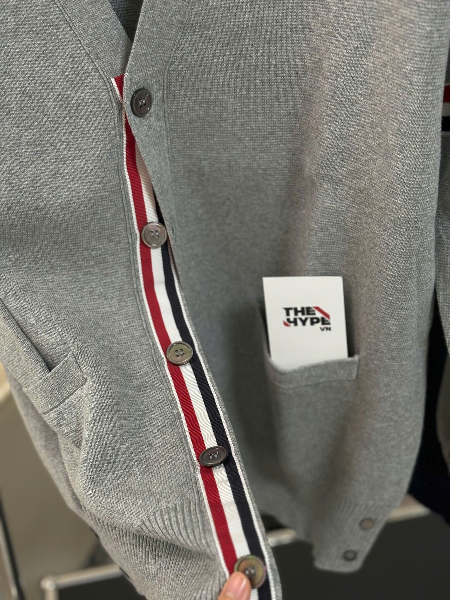 ÁO CARDIGAN THOM BROWNE TB MILANO GROSGRAIN V-NECK (GREY)