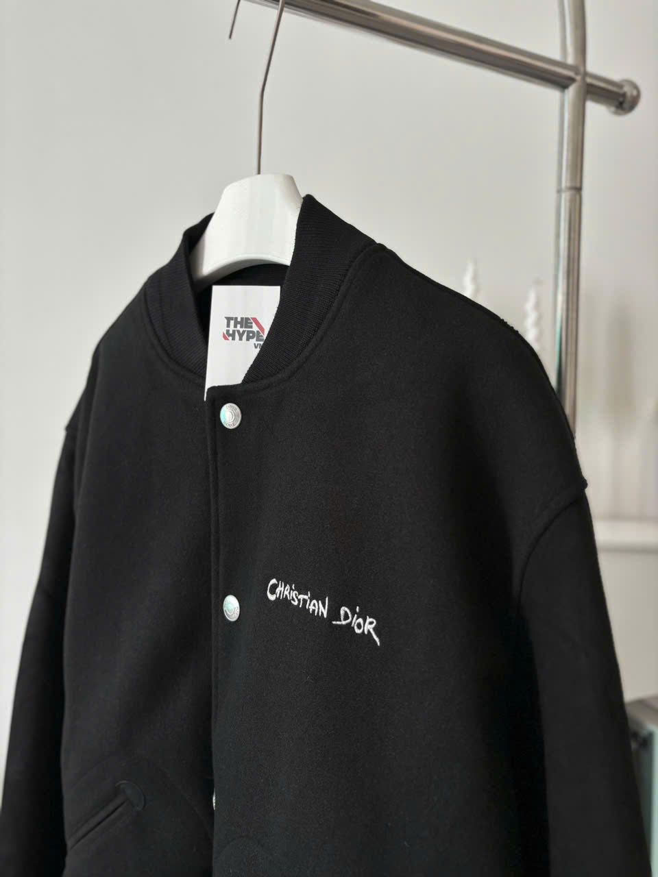 ÁO KHOÁC DIOR TAG VARSITY JACKET (BLACK)