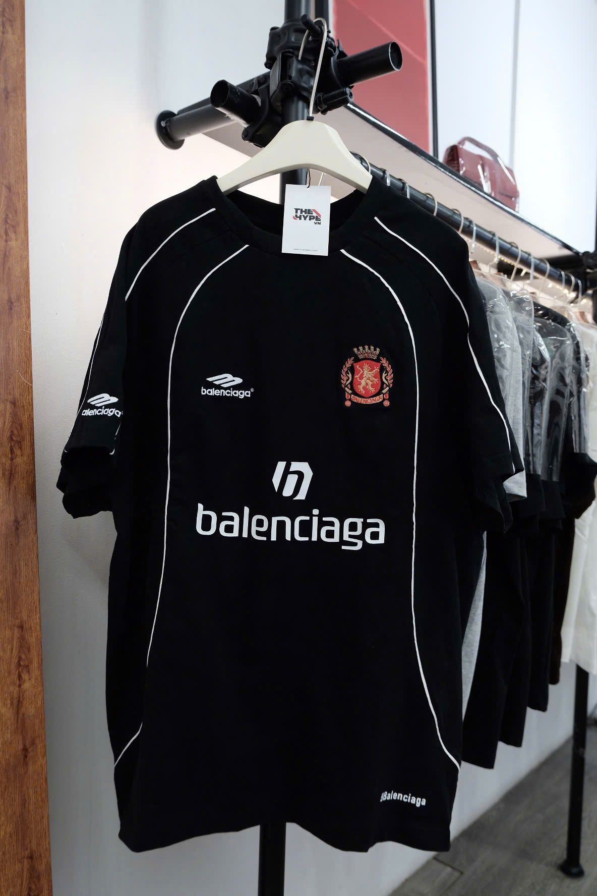 ÁO THUN BALENCIAGA BLCG SOCCER MANCHESTER (BLACK)
