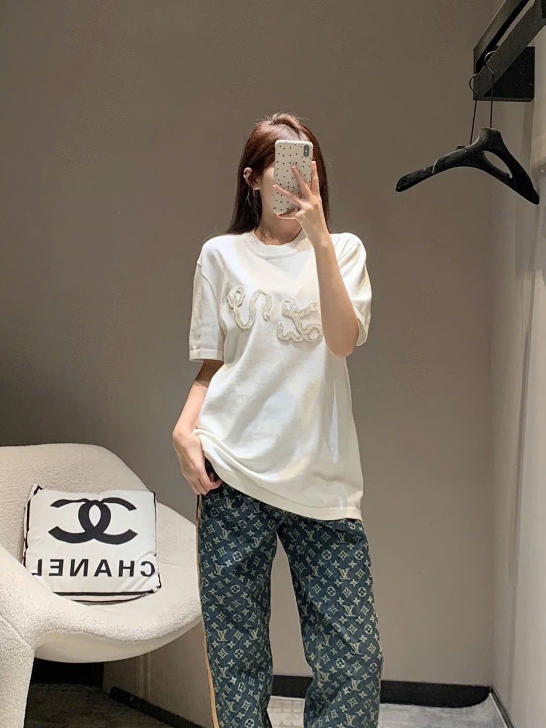 ÁO THUN LOUIS VUITTON LV EMBELLISHED SNAKE RIBBON (CREAM)