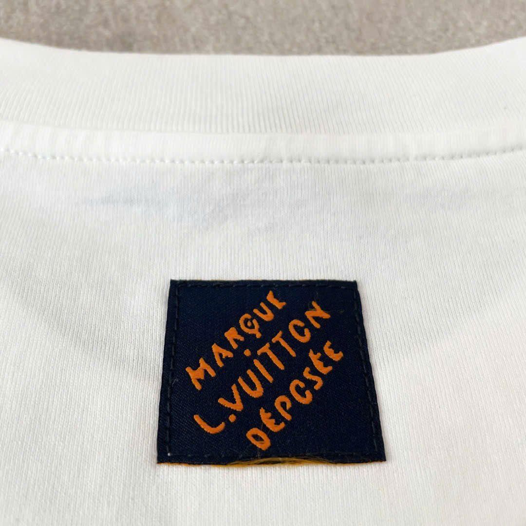 ÁO THUN LOUIS VUITTON LV EMBELLISHED SNAKE RIBBON (CREAM)