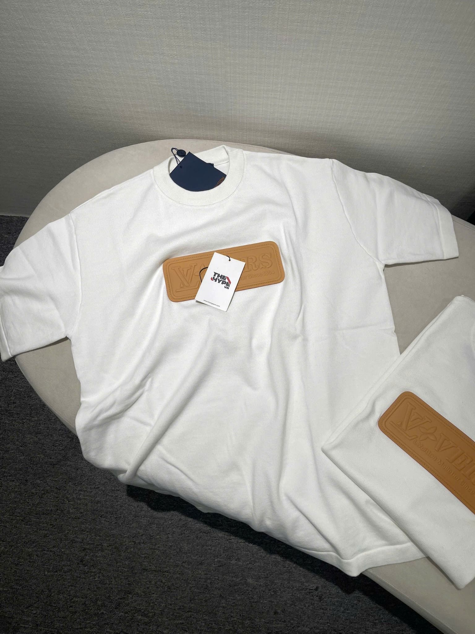ÁO THUN LOUIS VUITTON LV VVN PATCH BROWN (WHITE)