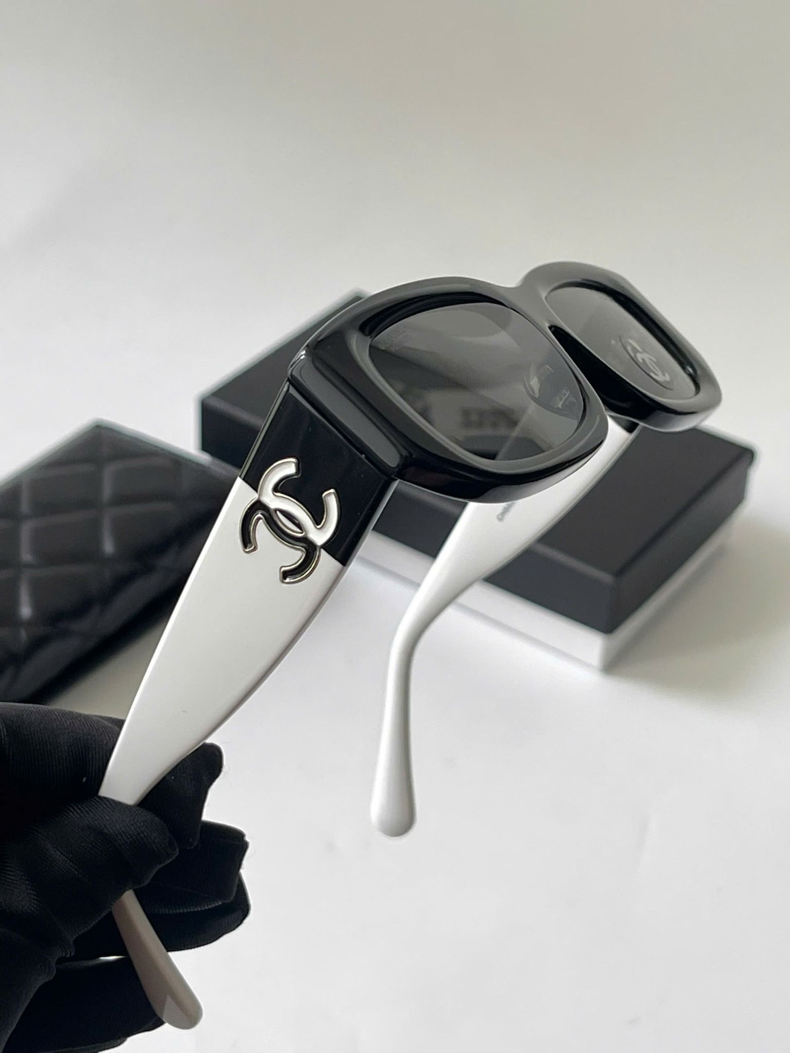 KÍNH CHANEL RECTANGLE POLARIZED S5628 BLACK WHITE