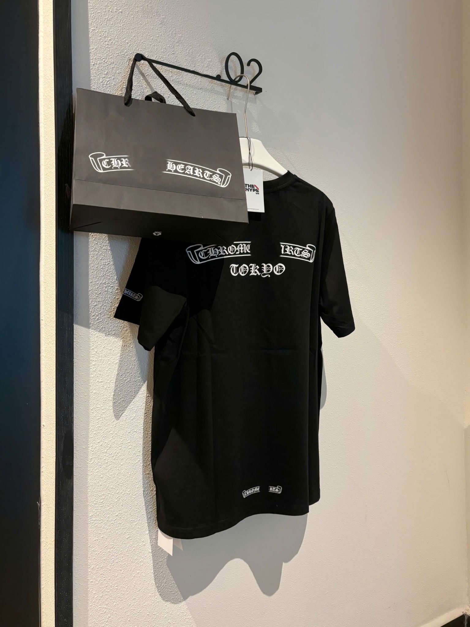 ÁO THUN CHROME HEARTS CH TOKYO VERTICAL LOGO (BLACK)