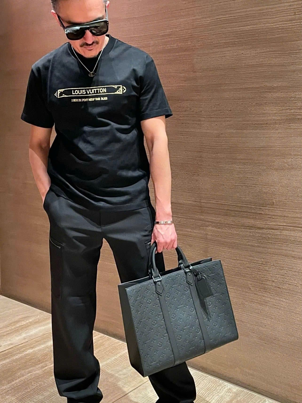 ÁO THUN LOUIS VUITTON LV EMBELLISHED EMBROIDERED CHEST (BLACK)