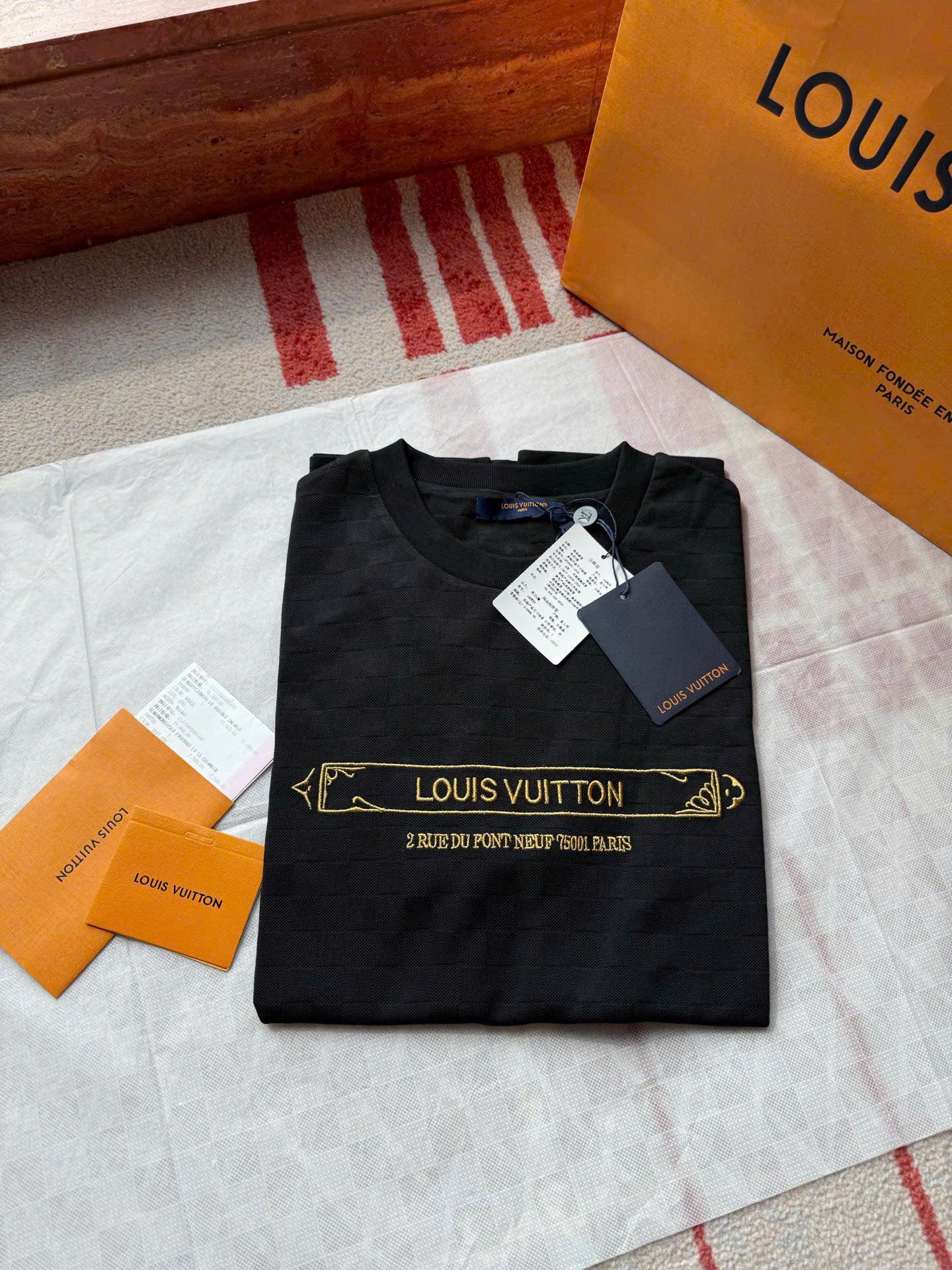 ÁO THUN LOUIS VUITTON LV EMBELLISHED EMBROIDERED CHEST (BLACK)