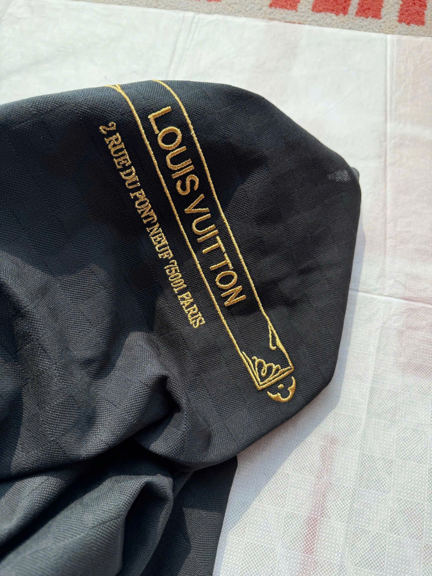 ÁO THUN LOUIS VUITTON LV EMBELLISHED EMBROIDERED CHEST (BLACK)