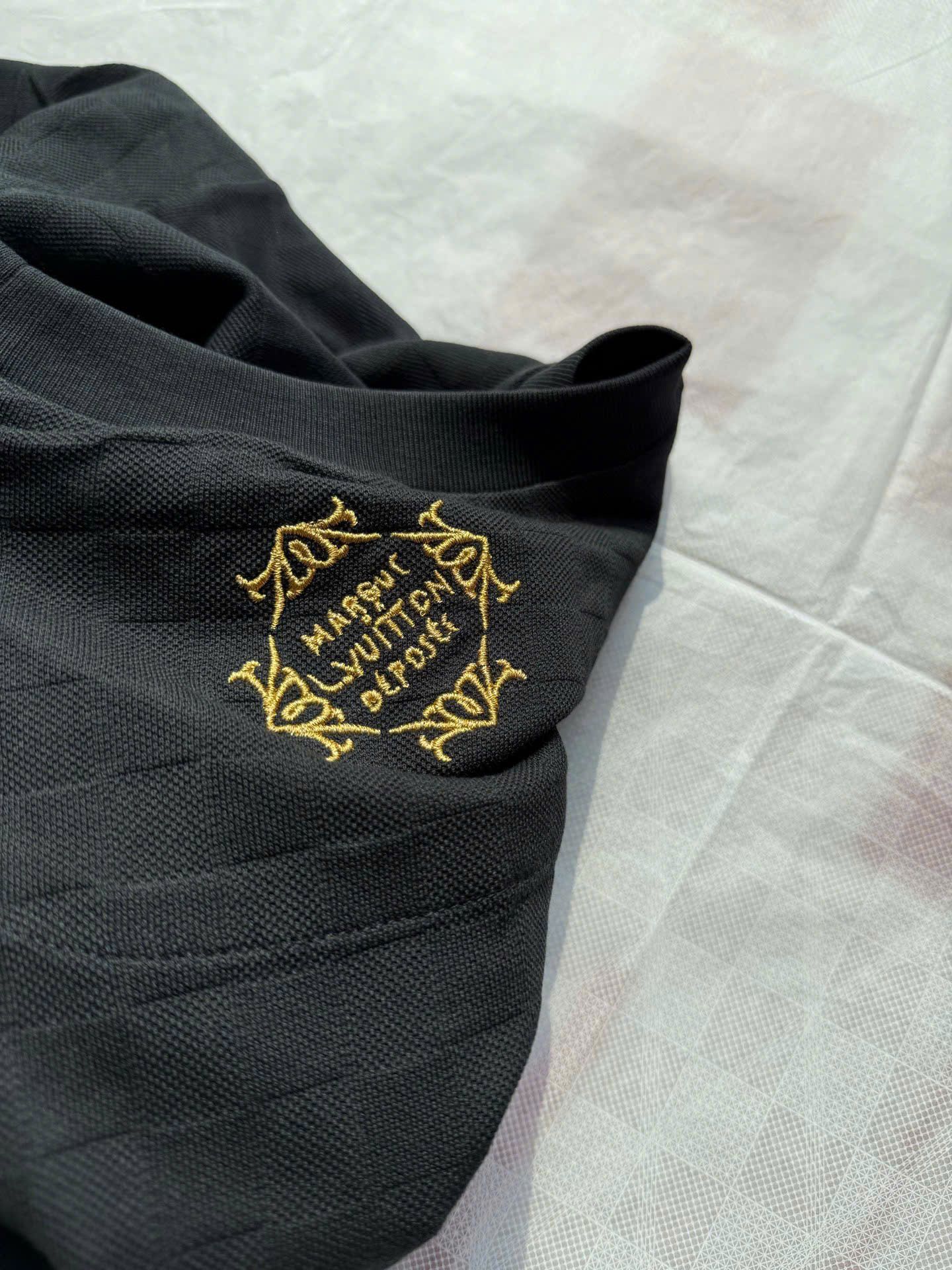 ÁO THUN LOUIS VUITTON LV EMBELLISHED EMBROIDERED CHEST (BLACK)