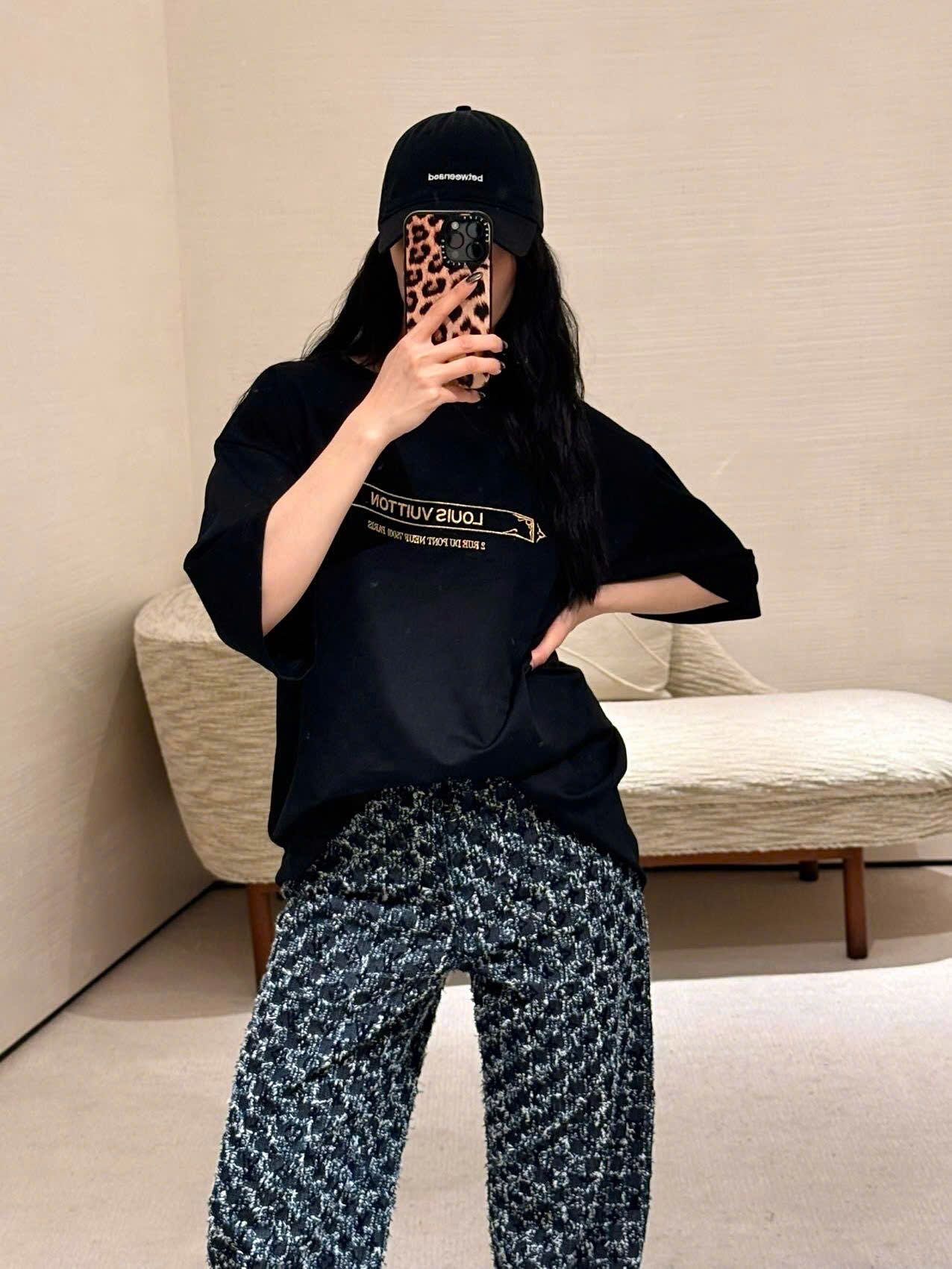 ÁO THUN LOUIS VUITTON LV EMBELLISHED EMBROIDERED CHEST (BLACK)