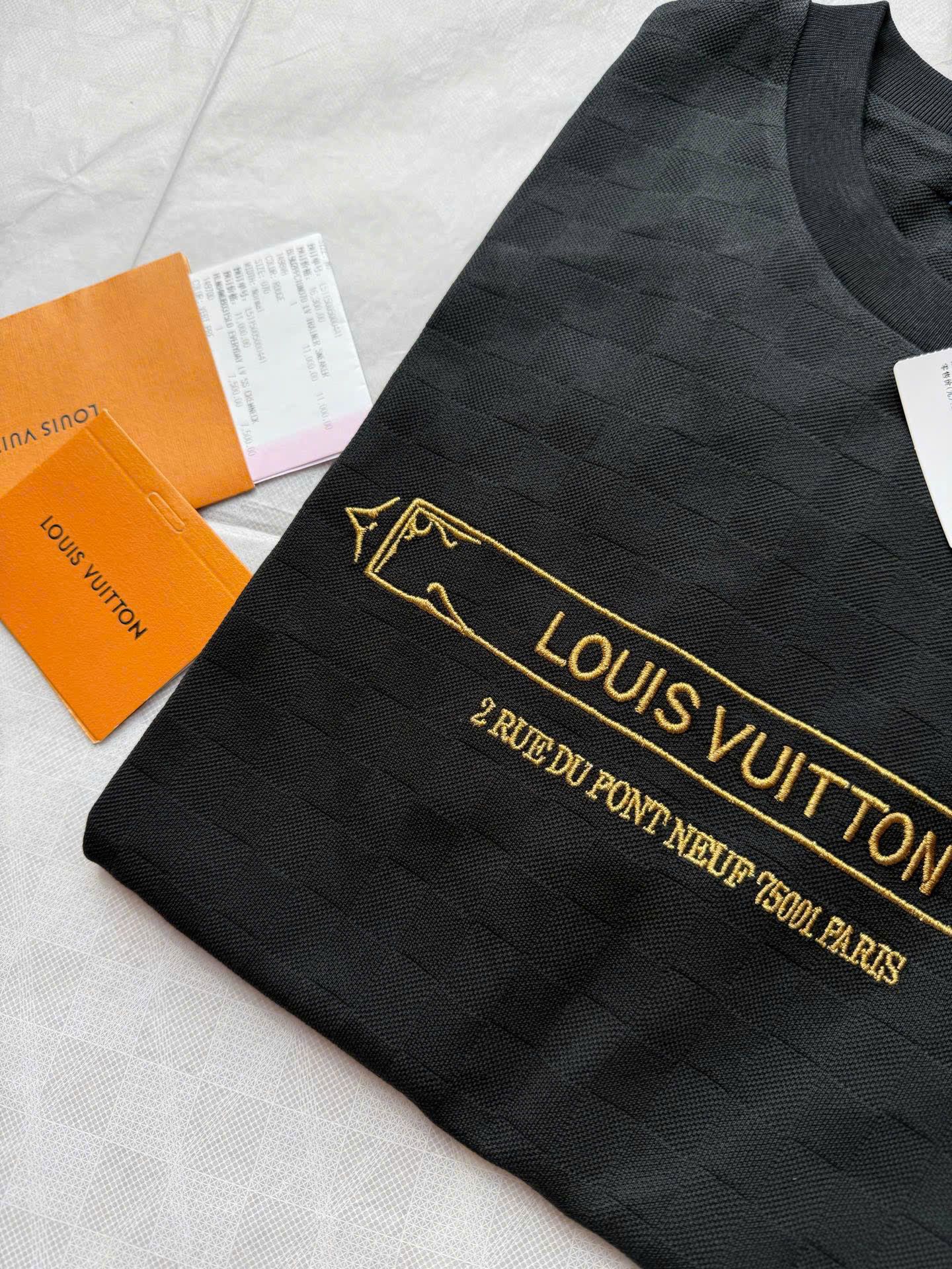 ÁO THUN LOUIS VUITTON LV EMBELLISHED EMBROIDERED CHEST (BLACK)