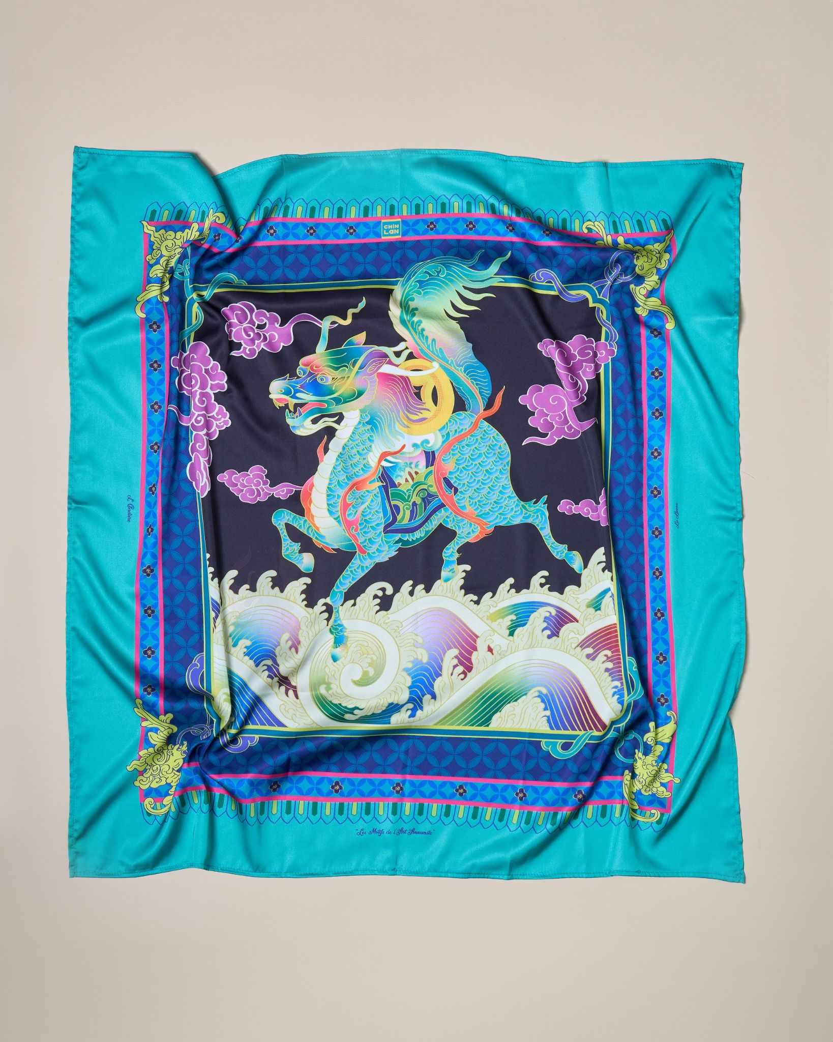 Lân Scarf