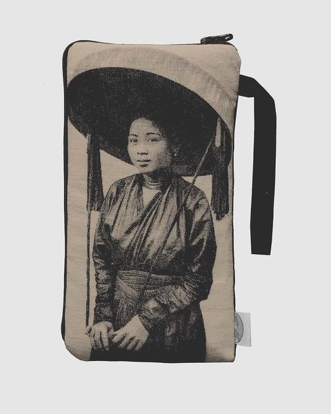  Phone Pouch - Femme Au Grande Chapeau 