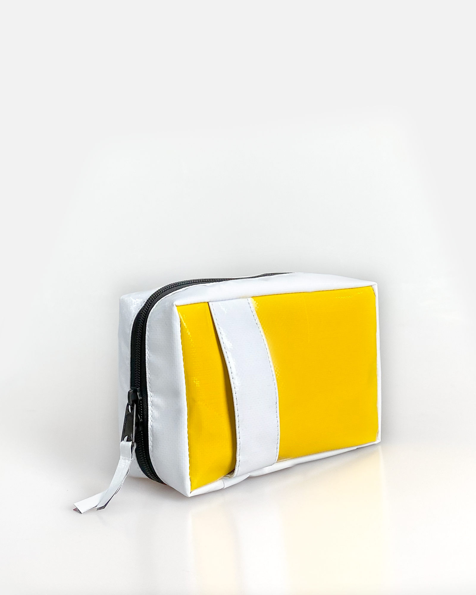 Used Tarp Toiletries Bag Tri Ai Kia 01