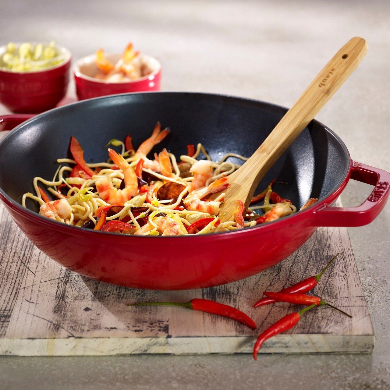 Staub - Chảo Wok Màu Đỏ Cherry - 29cm