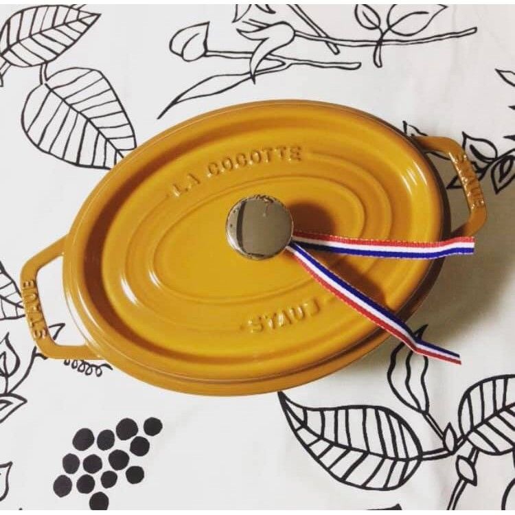 Nồi Gang Staub Oval Vàng