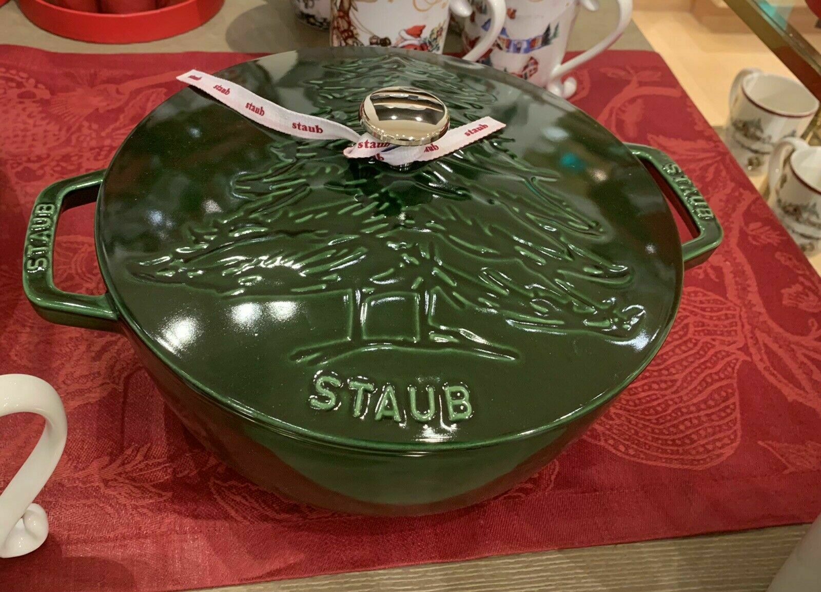 Staub - Nồi Tròn Nắp Có Hình Cây Thông Màu Xanh Rêu – 24cm